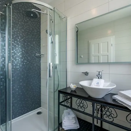 Domino 4* 奥帕提亚