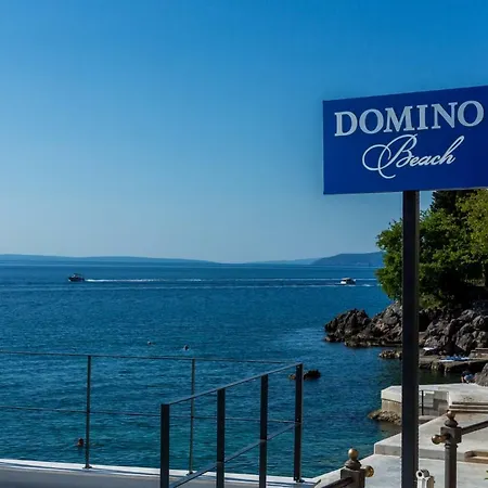 Domino 4*